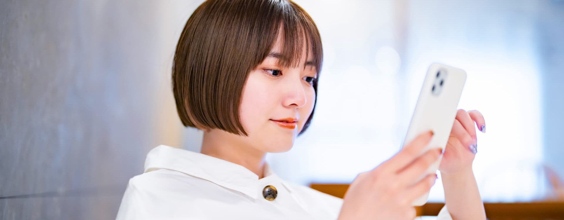 レンタで電子書籍をスマホですぐ読むイメージ画像。料金比較やレンタルと購入の違いを解説するガイドページのトップビジュアル