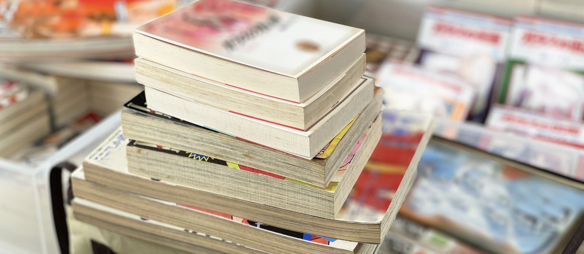 レンタで電子書籍をすぐ読める仕組みを示すイメージ画像。スマホやPCで漫画を閲覧し、レンタルと購入の違いを比較している画面。